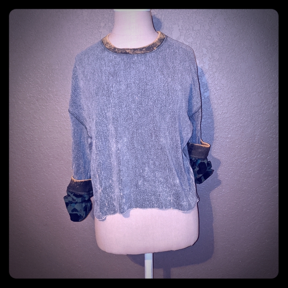 Camo accent sweatshirt super cute